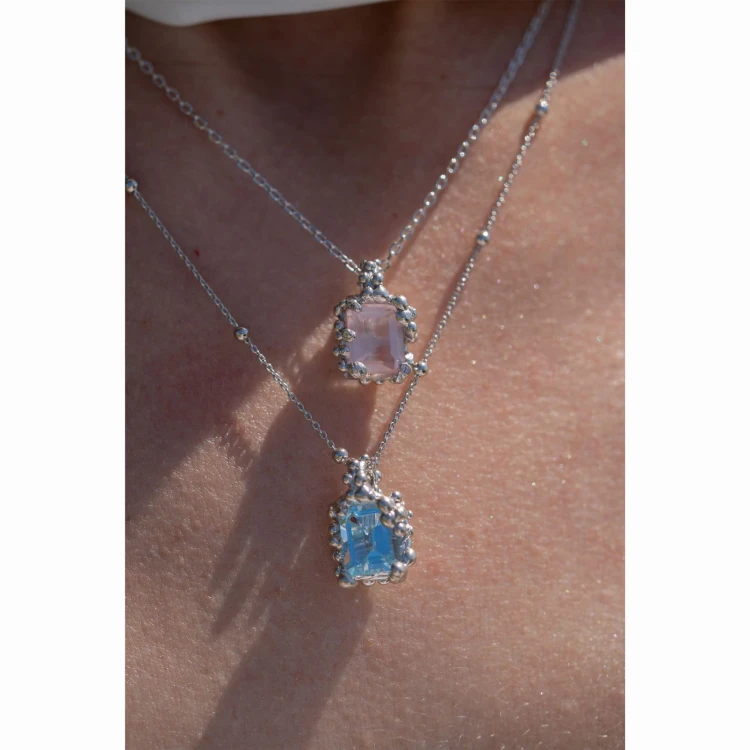 Zawieszka Coral Silver z topazem Sky Blue noszona na szyi