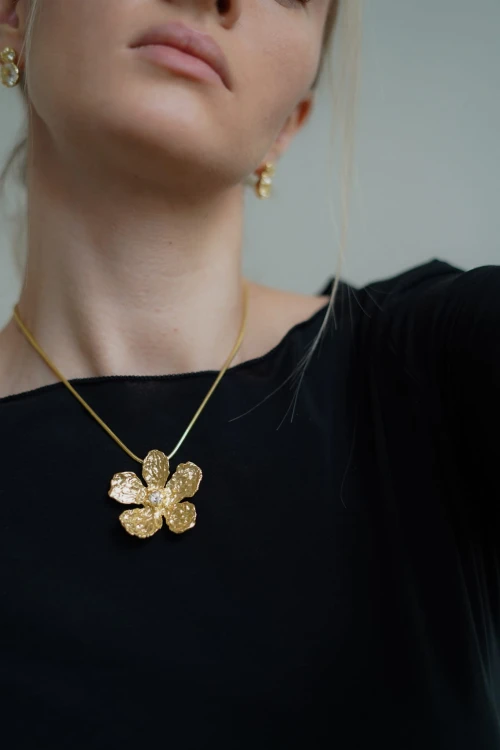 Zawieszka Blossom Crystal pozłacana kwiatek
