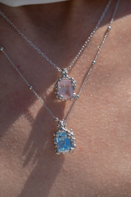 Zawieszka Coral Silver z kwarcem różowym noszona na szyi