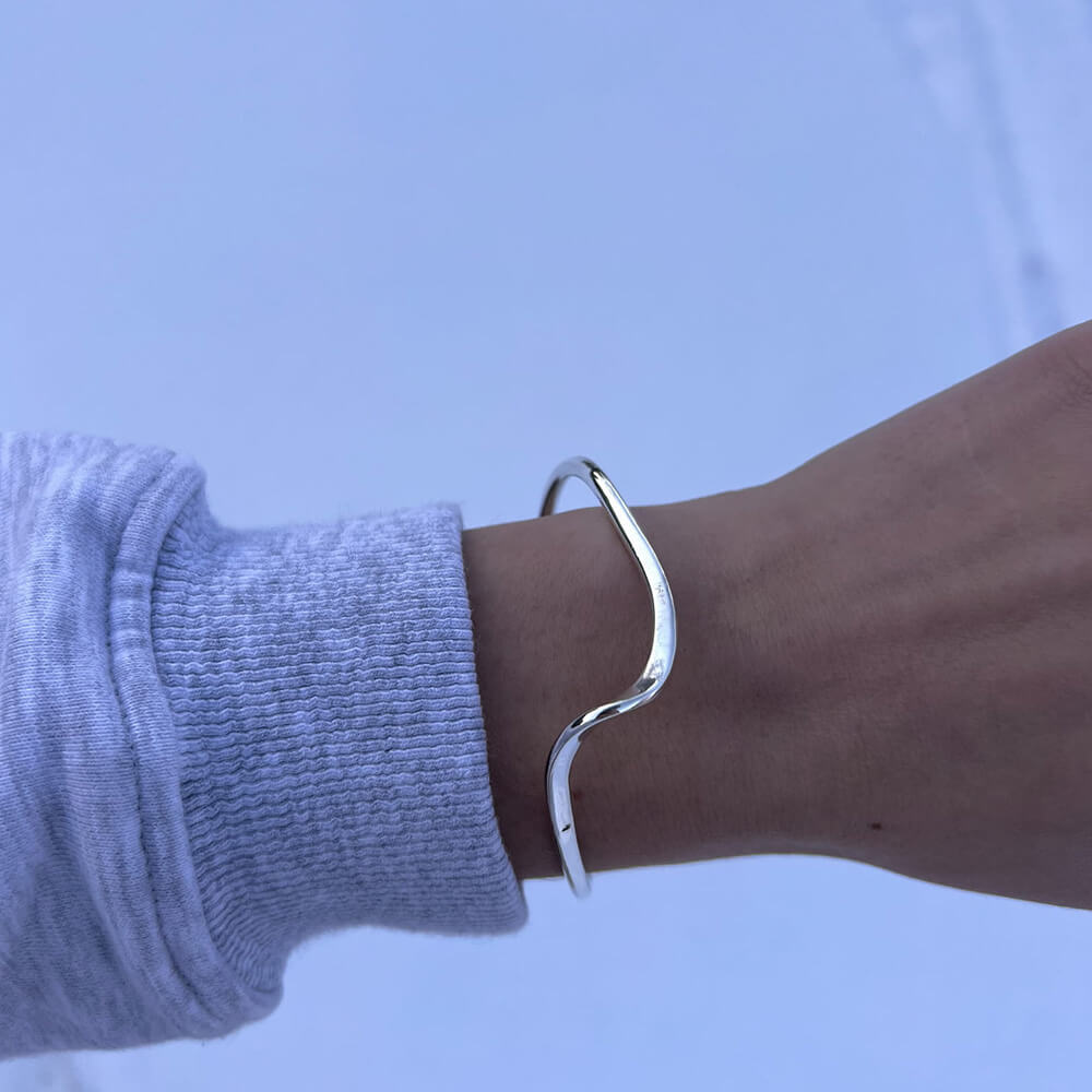 Moc niedoskonałości – dlaczego w biżuterii szukam śladów dłoni, a nie idealnego lustra