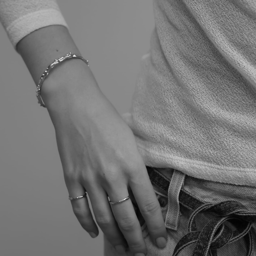 Ręcznie robiona biżuteria czym różni się od masowej produkcji i jak ją wybrać